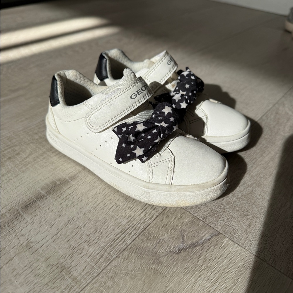 Geox girls sneakers with bow.